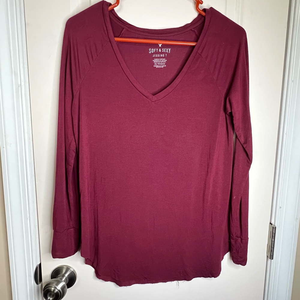 American Eagle Long Sleeve jegging V deck maroon